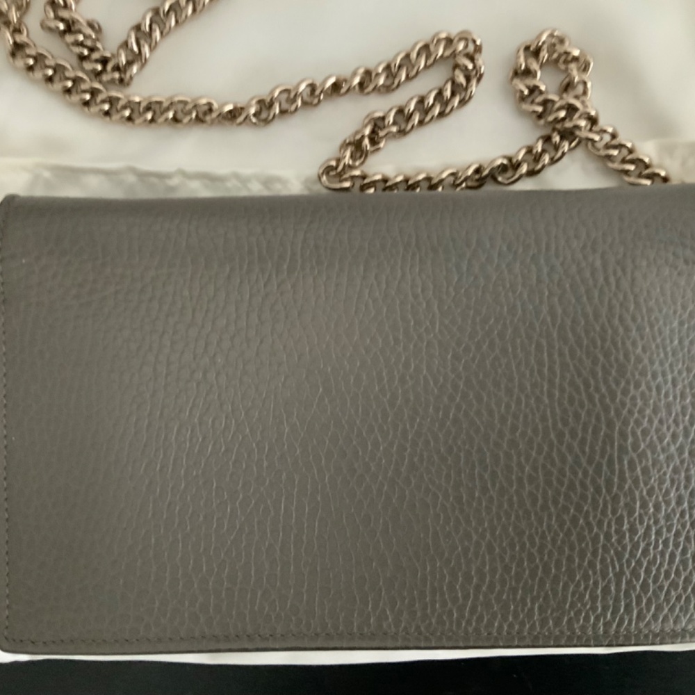 Authentic GUCCI Interlocking GG Calfskin Leather Chain Crossbody wallet inside - Picture 8 of 16